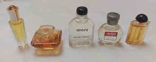 Vitrina con 23 miniaturas de perfumes