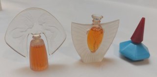 Vitrina con 23 miniaturas de perfumes