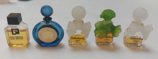 Vitrina con 23 miniaturas de perfumes