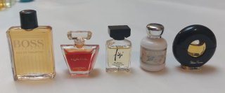 Vitrina con 23 miniaturas de perfumes