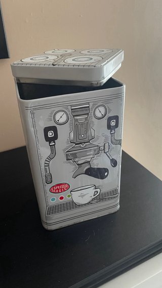 Cajas de lata Derriere la porte
