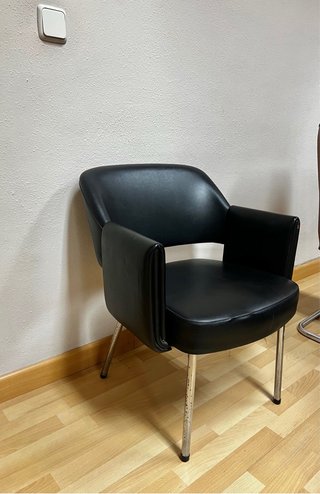Sillón negro polipiel y metal
