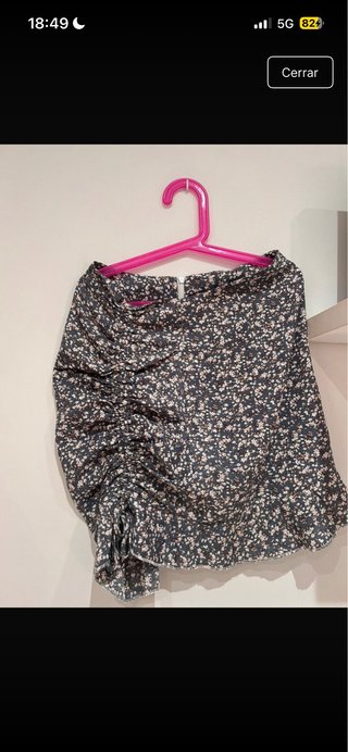 Falda corta floral con fruncido