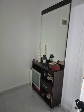 Mueble recibidor con espejo.