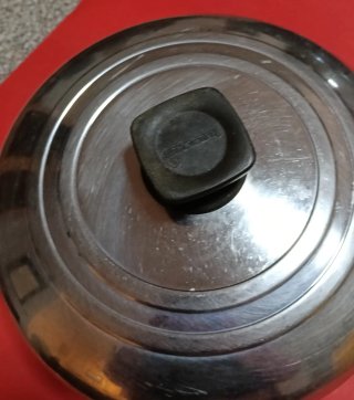 Pentola alta in metallo e plastica