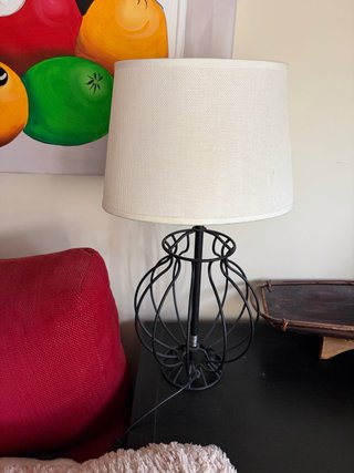 Lámpara de mesa beige y negra