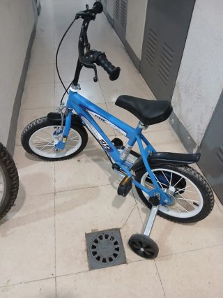 Bicicleta infantil azul con ruedines
