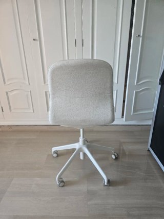 Silla de oficina beige y blanca