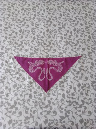 Pañuelo triangular morado con dragones