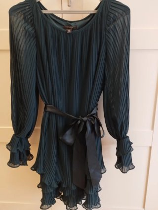 Vestido fiesta verde plisado lazo