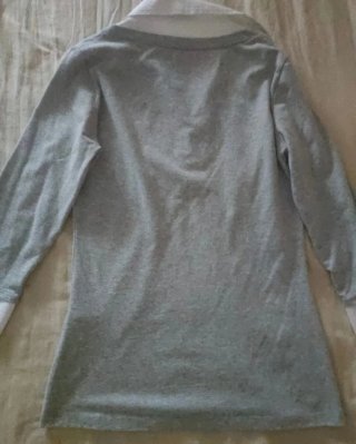 Blusa gris con cuello blanco