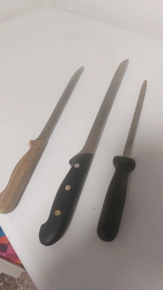 Lote 2 cuchillos jamoneros + afilador