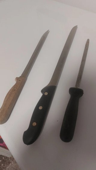 Lote 2 cuchillos jamoneros + afilador