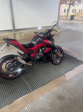 Zontes U 125 Naked Negra/Roja