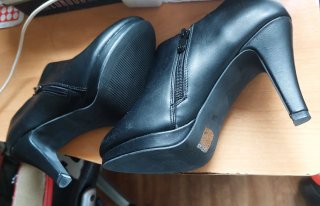 Botines negros con cremallera y tacón