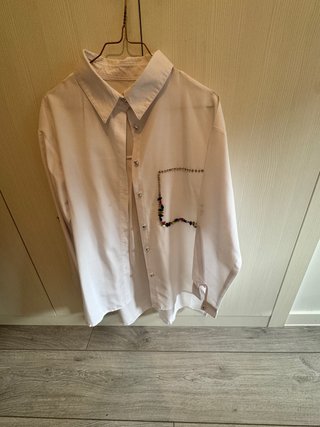 Camisa blanca con adornos
