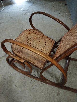 Mecedora antigua de ratán y madera