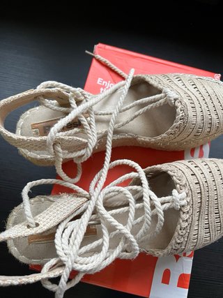 Alpargatas beige atadas