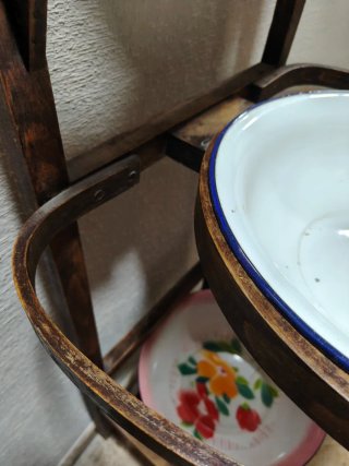 Palanganero de madera con espejo y cuencos