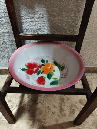 Palanganero de madera con espejo y cuencos