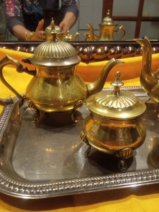 Juego de café dorado y plateado