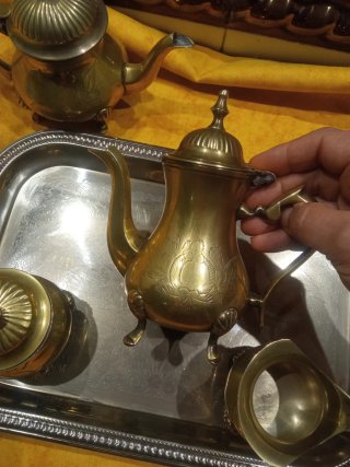 Juego de café dorado y plateado