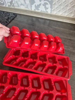 3 Cubiteras de Plástico Rojas