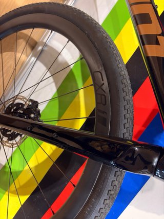 Bicicleta Gravel Giant Revolt Advanced AXS