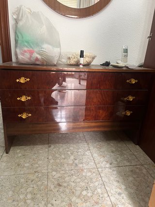 Cómoda de madera con detalles dorados