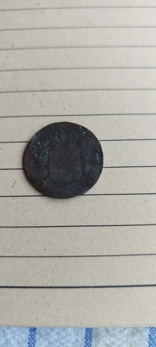 Moneda antigua con león y escudo