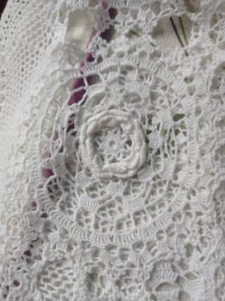 Colcha ganchillo blanca calada,con flores sobrepue