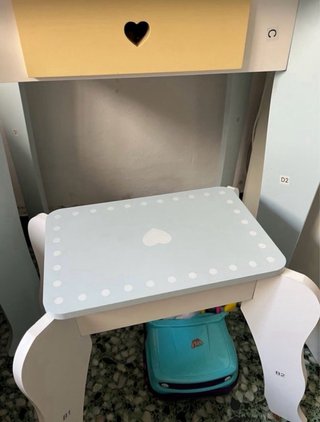 Tocador infantil de madera con accesorios