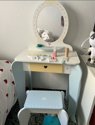 Tocador infantil de madera con accesorios