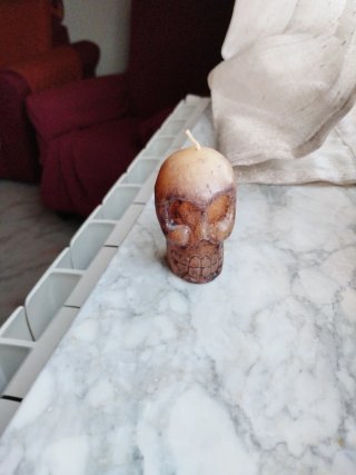 Numero quattro candele con teschio.