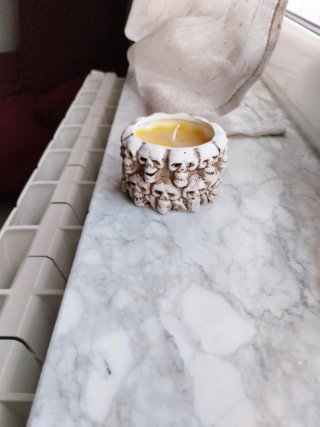 Numero quattro candele con teschio.