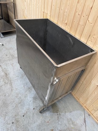 Contenedor de acero inoxidable con ruedas