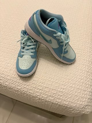 Zapatillas Jordan Azul y Morado Son de mujer