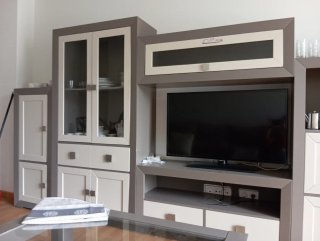 Mueble de salón gris y blanco