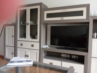 Mueble de salón gris y blanco