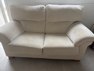 Sofá de tela beige y multicolor