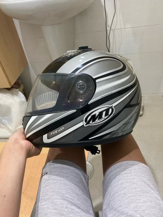 Casco de moto negro y plateado