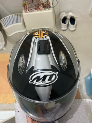 Casco de moto negro y plateado