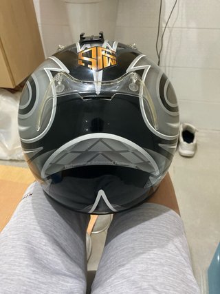 Casco de moto negro y plateado