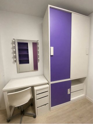 Armario y escritorio blanco y morado