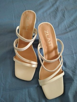 Sandalias ZLAH blancas tiras finas tacón cómodo