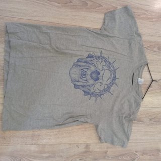 Camiseta gris con gráfico de calavera y corona