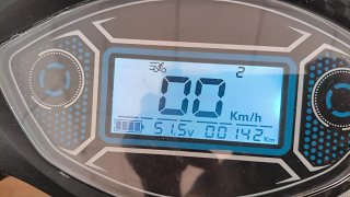 Scooter eléctrico 4 ruedas azul, solo 142 km