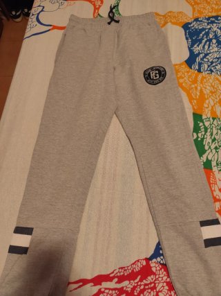 Pantalón chándal gris con logo