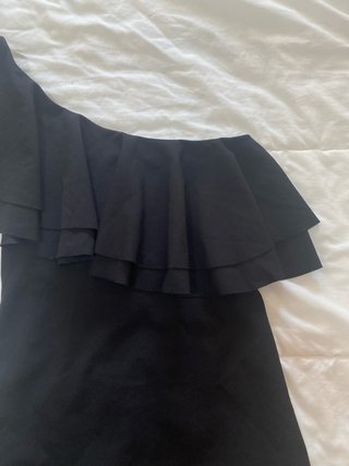 Vestido negro con volante