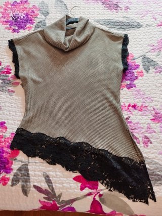 Top asimétrico con puntilla